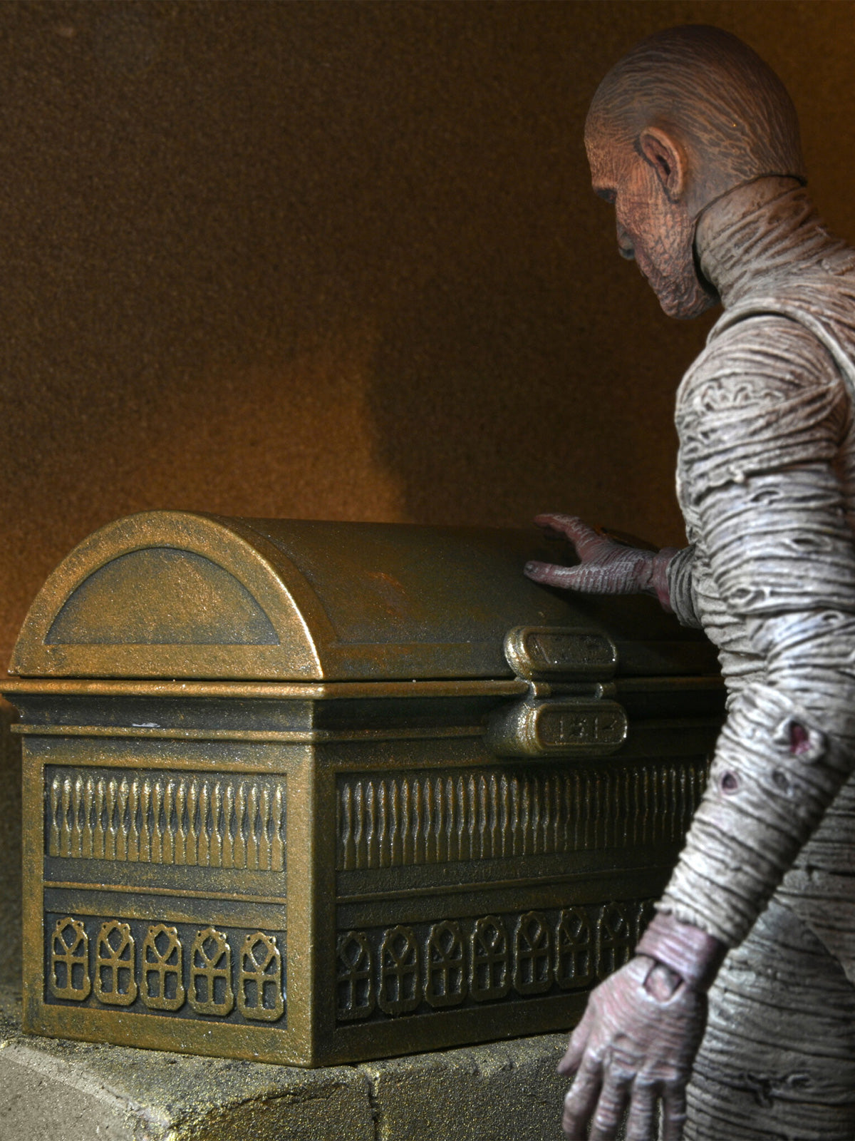 Universal Monsters The Mummy Accessory Set – Sarcophagus and Chest Display