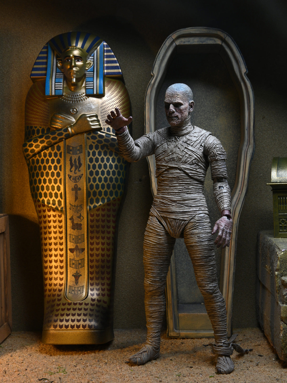 Universal Monsters The Mummy Accessory Set – Sarcophagus and Chest Display