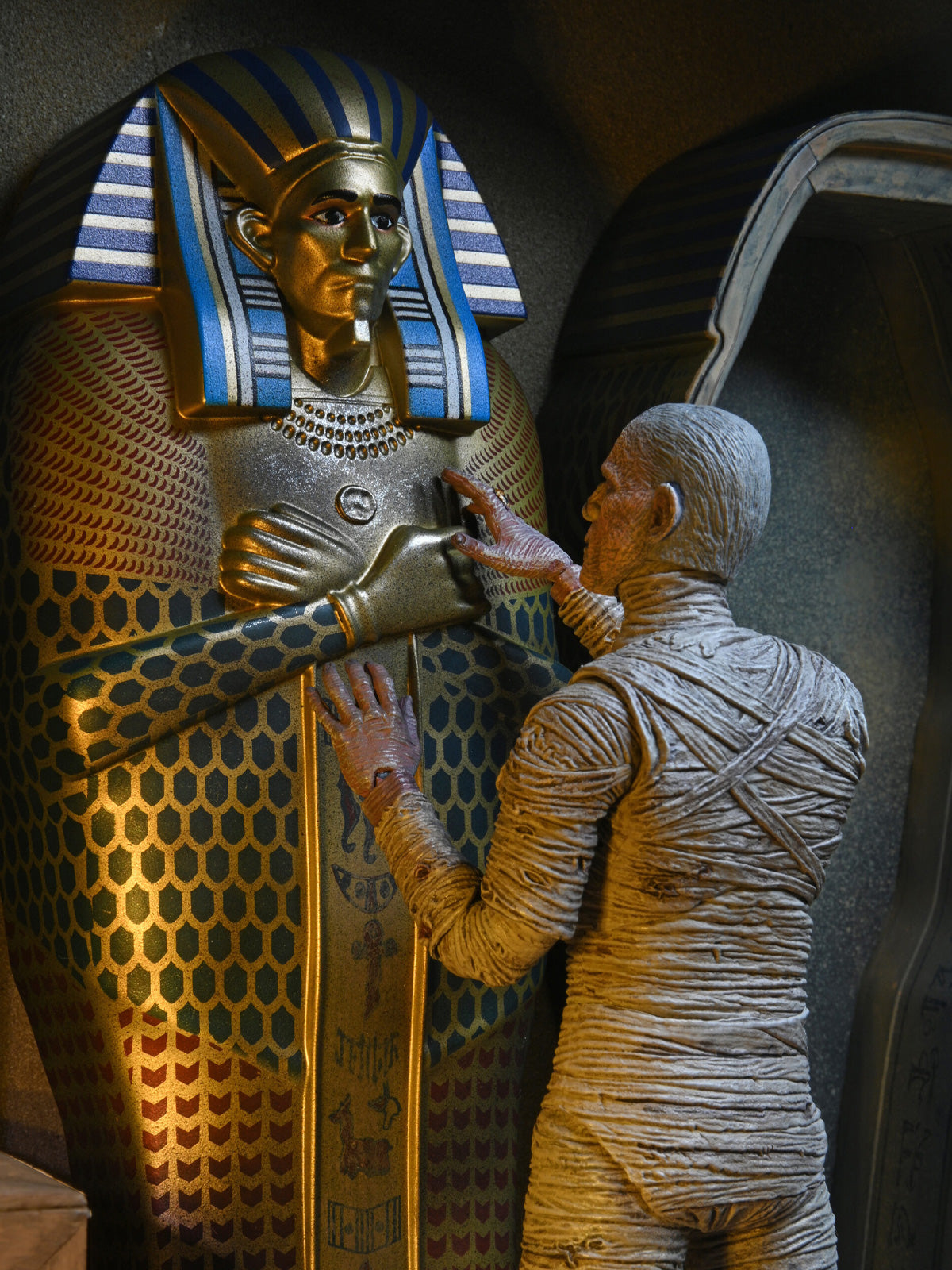 Universal Monsters The Mummy Accessory Set – Sarcophagus and Chest Display